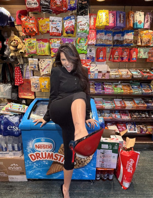 Inde Navarrette chez Interview, entre Doritos et semelles rouge vif