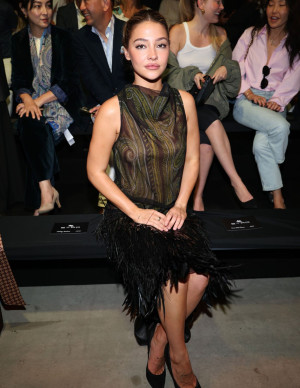 Madelyn Cline ose la transparence au défilé Etro à Milan