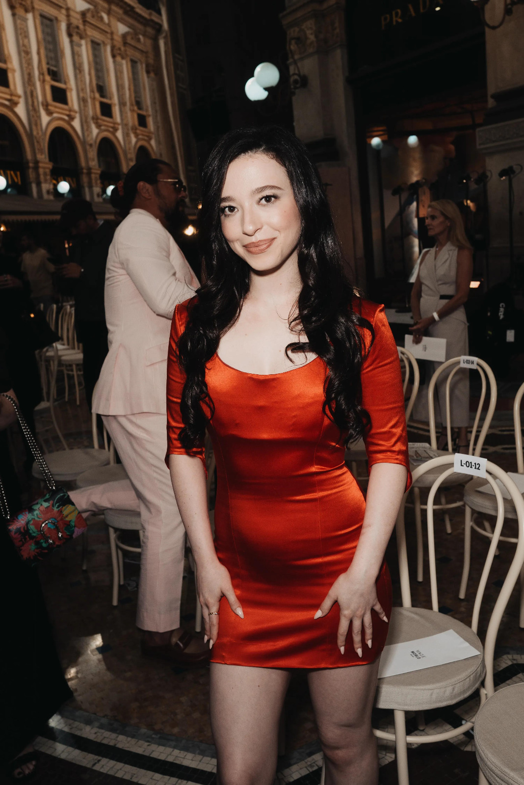 Mikey Madison dévoile jambes et décolleté dans une robe ultra-courte