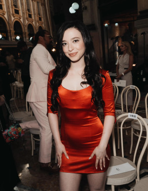 Mikey Madison dévoile jambes et décolleté dans une robe ultra-courte