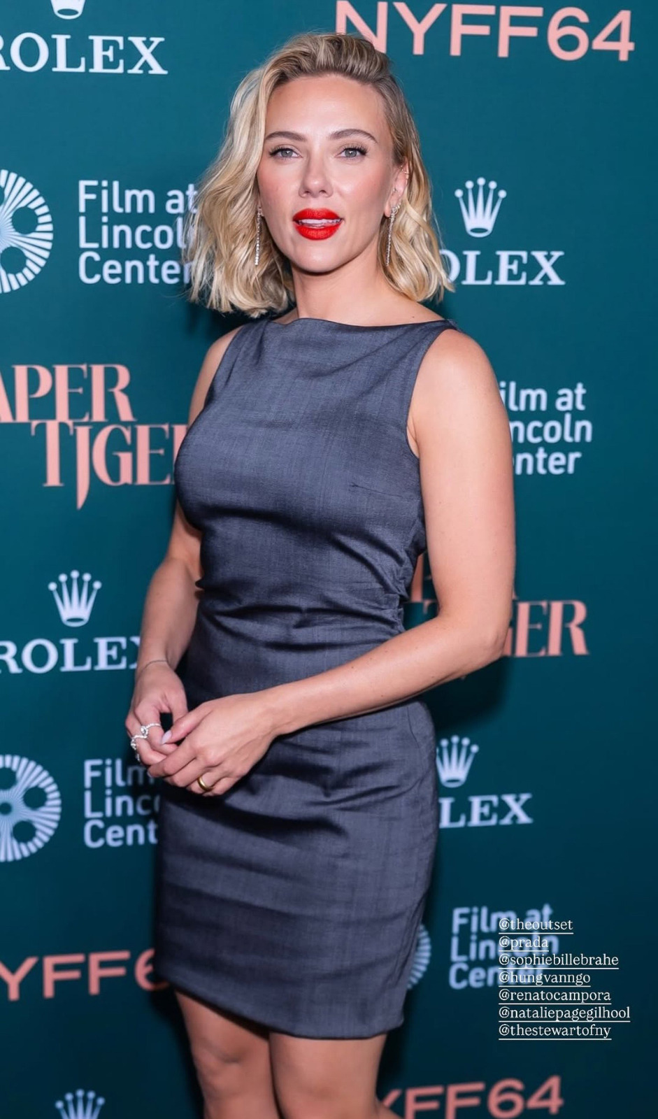 Scarlett Johansson sort les griffes en minirobe pour Paper Tiger