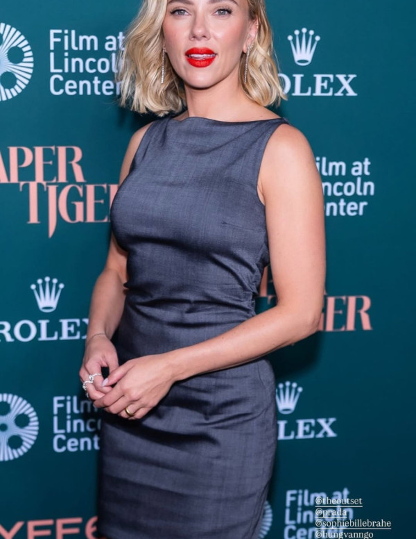 Scarlett Johansson sort les griffes en minirobe pour Paper Tiger