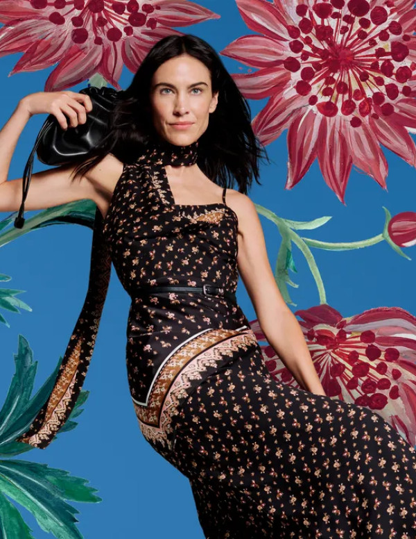Alexa Chung joue la carte florale et dévoile ses jambes avec Altuzarra