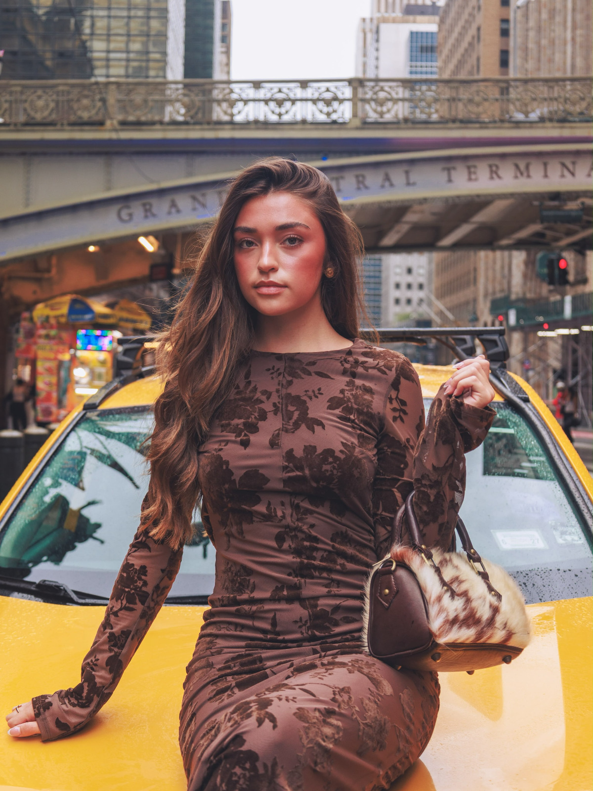 Presley Elise pose sur un taxi en robe moulante Marsak