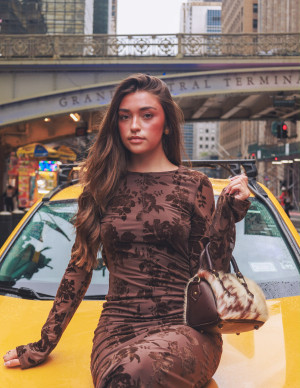 Presley Elise pose sur un taxi en robe moulante Marsak
