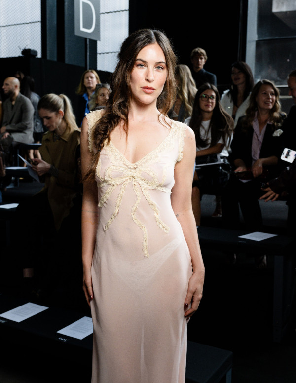 Scout Willis dévoile sa lingerie au défilé Ermanno Scervino milanais
