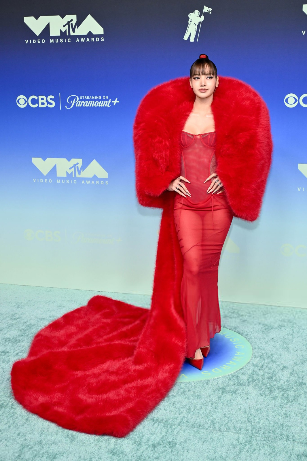 Lisa de Blackpink ose la transparence rouge aux MTV Video Music Awards