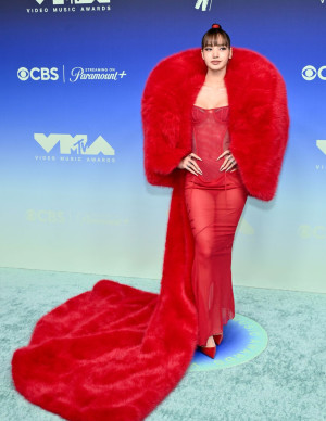 Lisa de Blackpink ose la transparence rouge aux MTV Video Music Awards