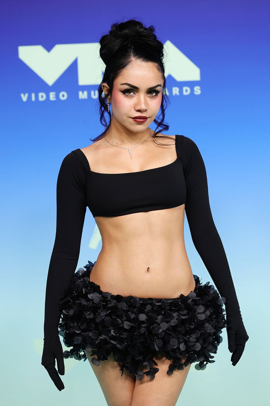 Tara Yummy ose la micro-jupe noire sur le tapis des VMA