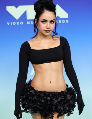 Tara Yummy ose la micro-jupe noire sur le tapis des VMA