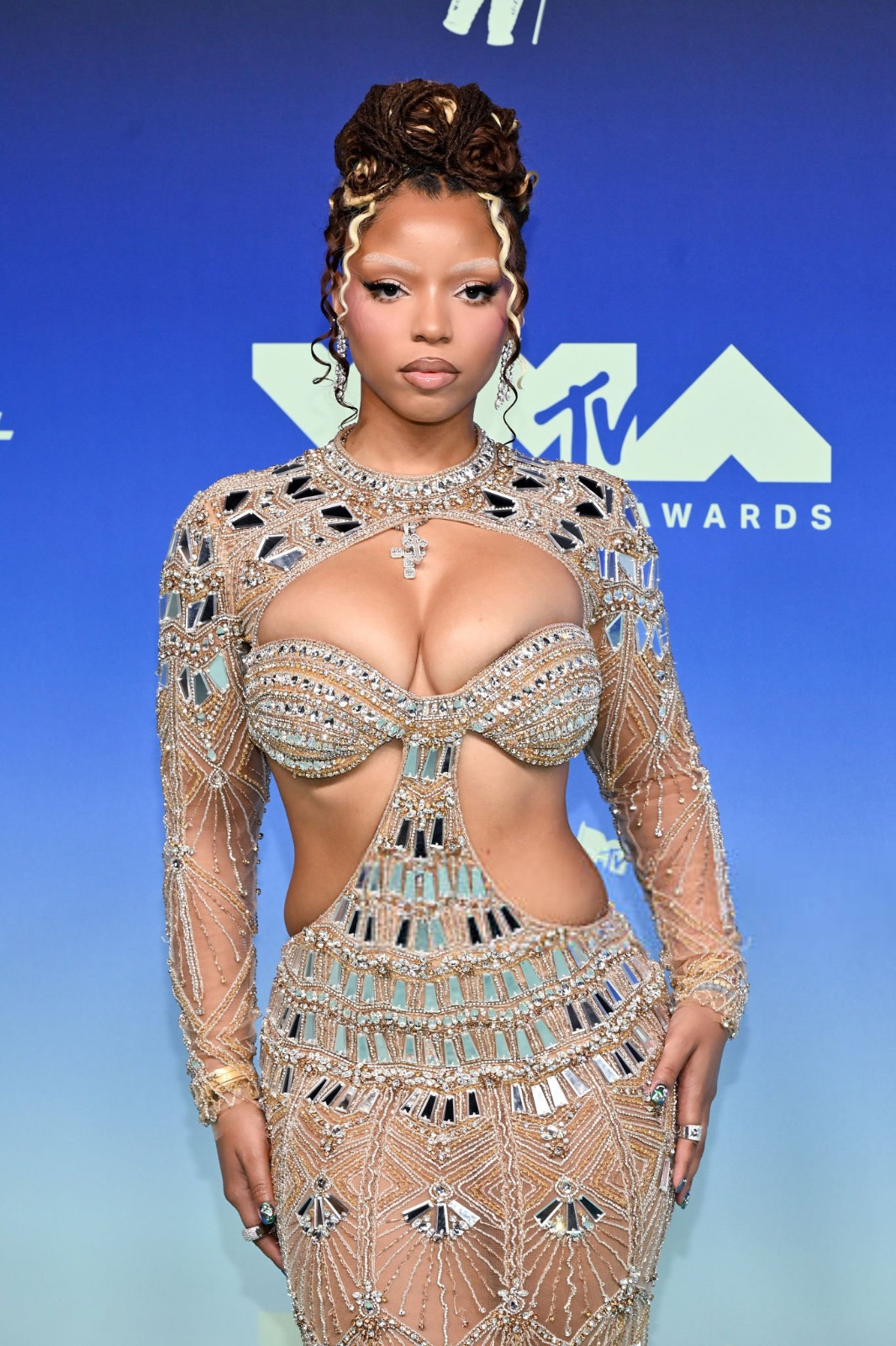 Chloe Bailey dévoile son décolleté spectaculaire aux MTV Video Music Awards