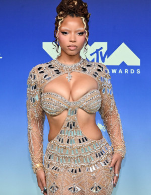 Chloe Bailey dévoile son décolleté spectaculaire aux MTV Video Music Awards