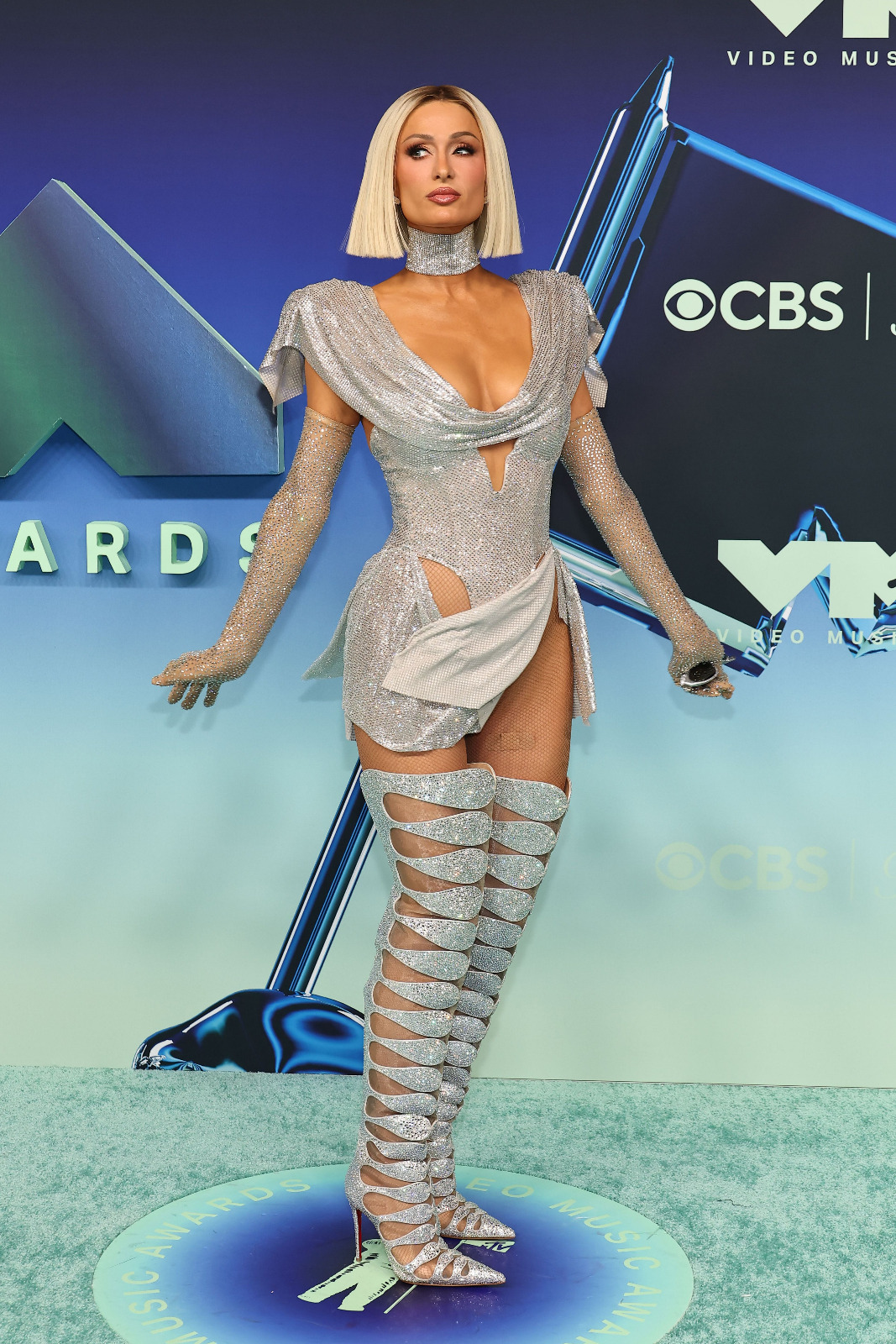 Paris Hilton aux VMA, décolleté argenté et cuissardes futuristes géantes