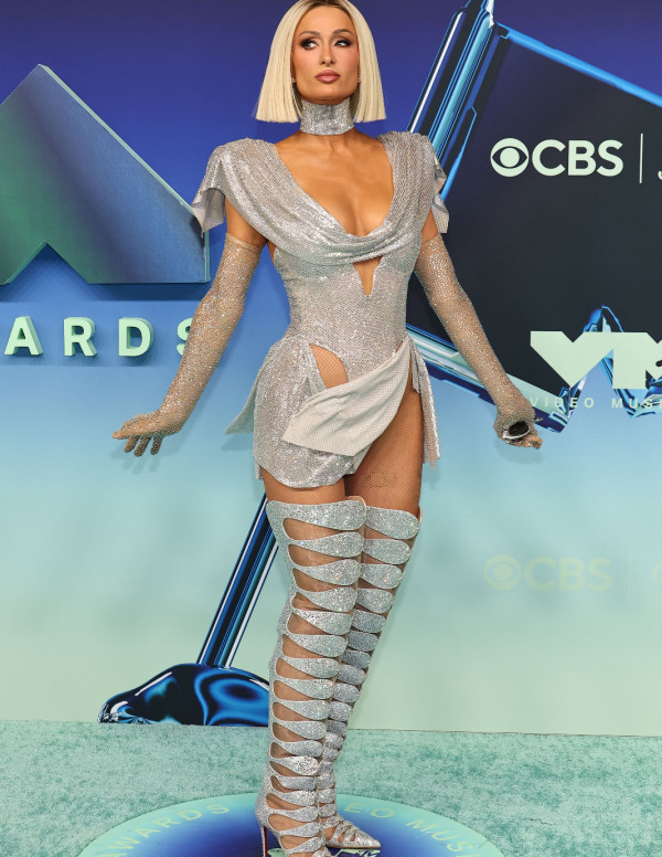 Paris Hilton aux VMA, décolleté argenté et cuissardes futuristes géantes