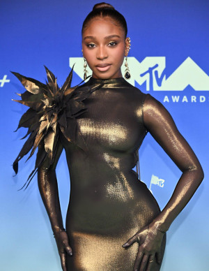 Normani aux VMA dans une robe noire sculptée ultra moulante