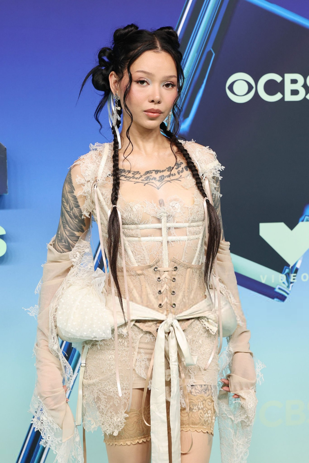 Bella Poarch aux VMA en corset de dentelle presque transparent