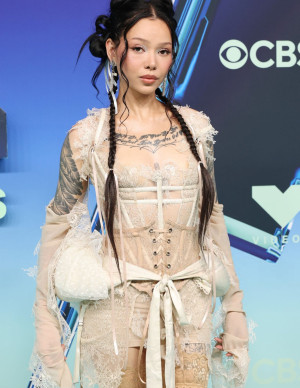 Bella Poarch aux VMA en corset de dentelle presque transparent