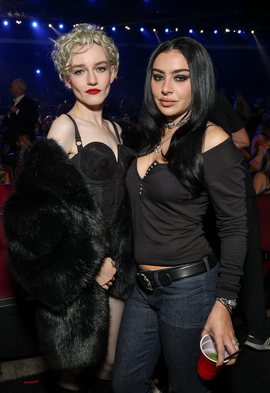 Julia Garner aux VMA en corset noir et bas transparents