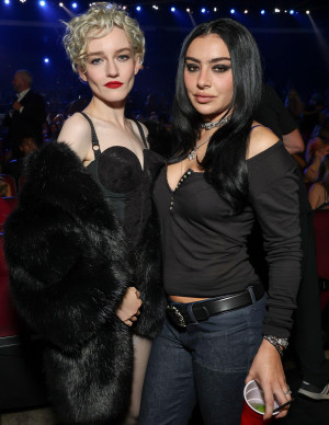 Julia Garner aux VMA en corset noir et bas transparents