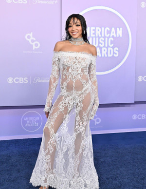 Tinashe aux American Music Awards en dentelle blanche très transparente