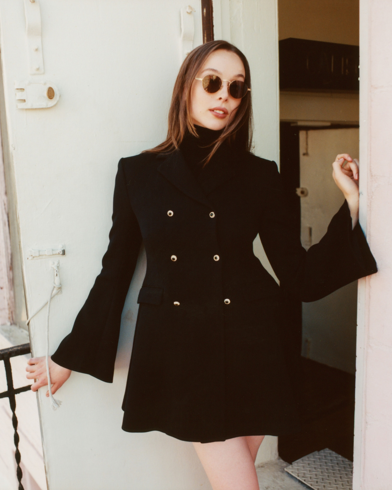 Ella Beatty pour Behind The Blinds en mini-tailleur noir très court