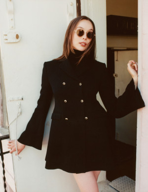 Ella Beatty pour Behind The Blinds en mini-tailleur noir très court