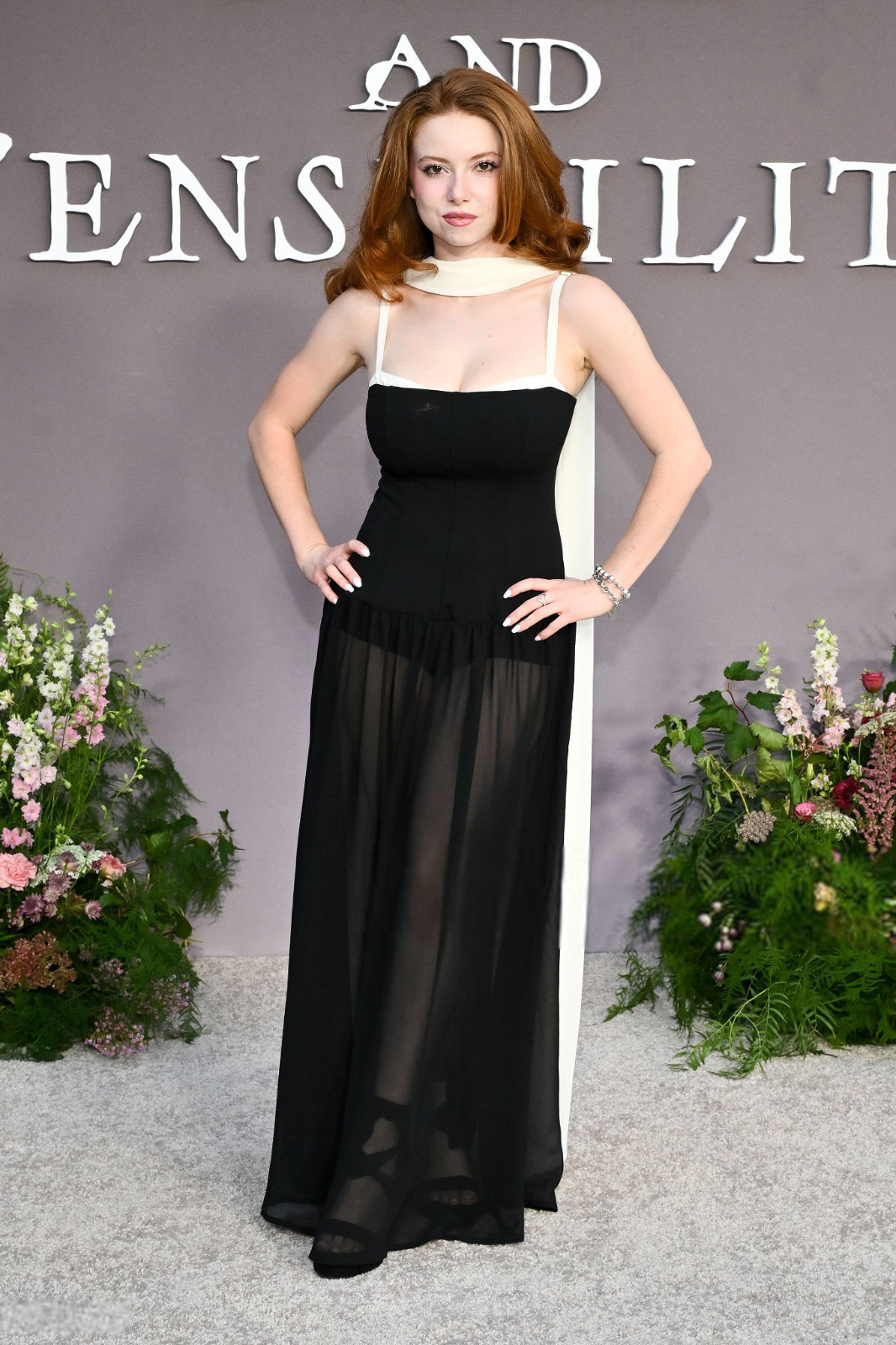 Francesca Capaldi dévoile ses jambes à l’avant-première de Sense & Sensibility
