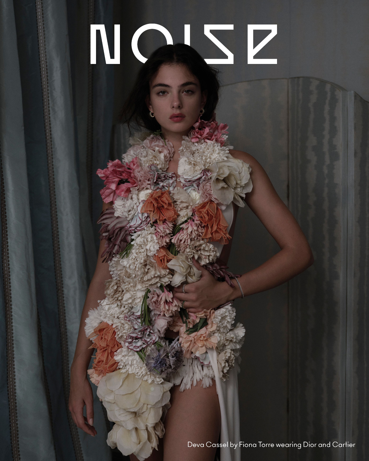 Deva Cassel pose pour Beyond Noise entre fleurs et jambes nues