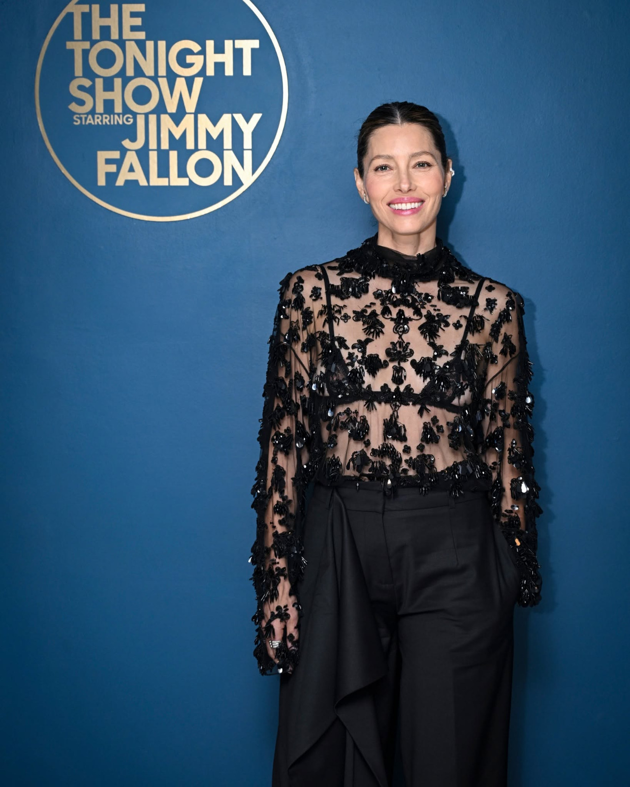 Jessica Biel au Tonight Show en blouse noire transparente et brodée