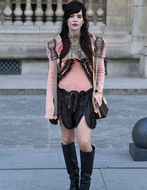 Sophie Thatcher au défilé Louis Vuitton : minijupe noire et cuisses dévoilées
