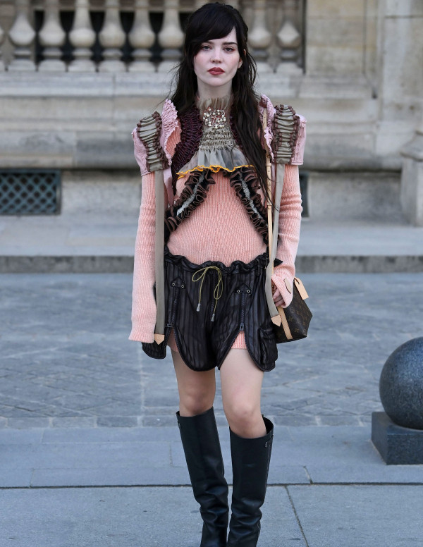 Sophie Thatcher au défilé Louis Vuitton : minijupe noire et cuisses dévoilées