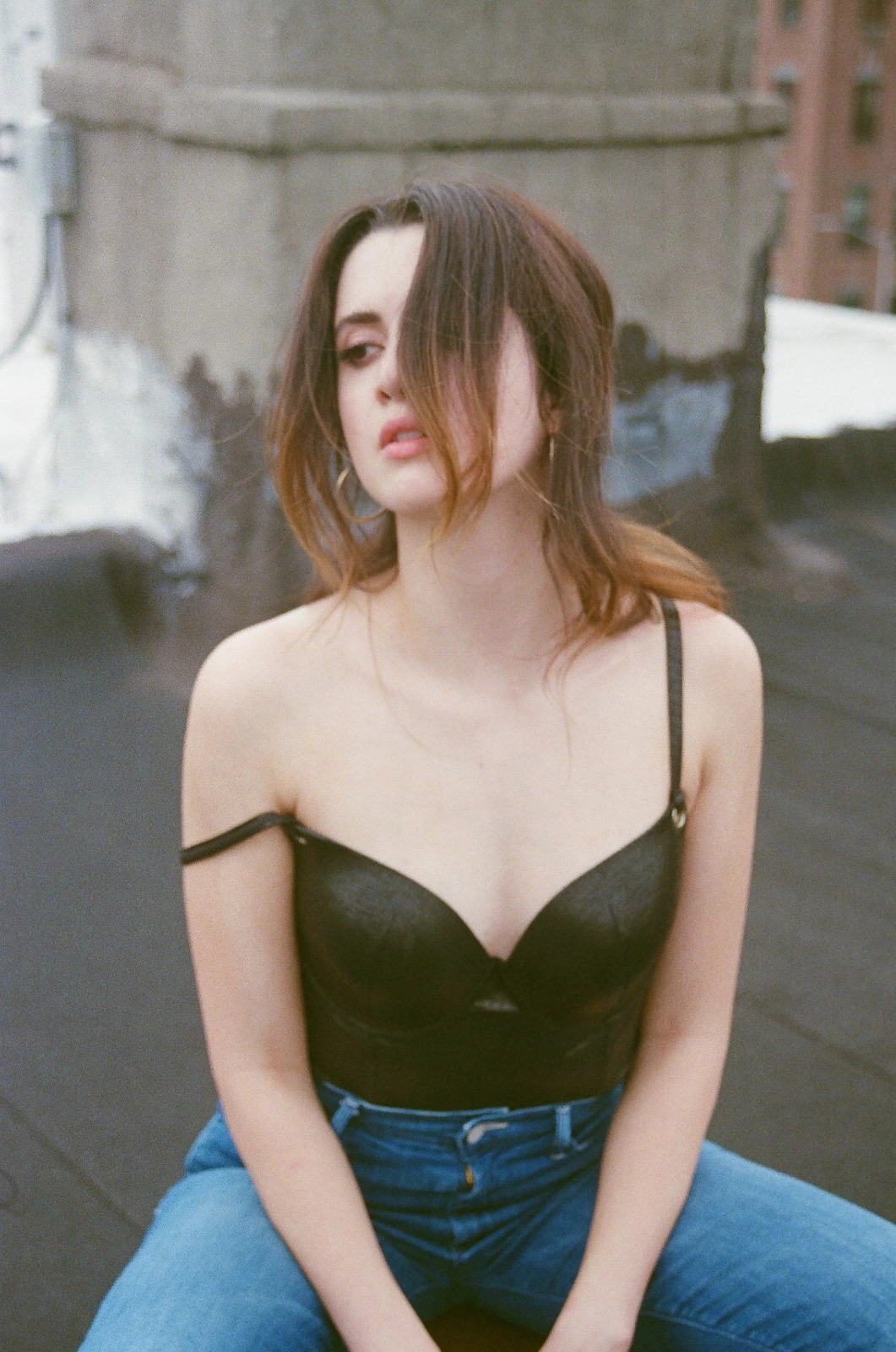 Laura Marano pour The Bare Magazine : décolleté plongeant et veste ouverte