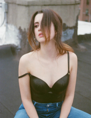 Laura Marano pour The Bare Magazine : décolleté plongeant et veste ouverte