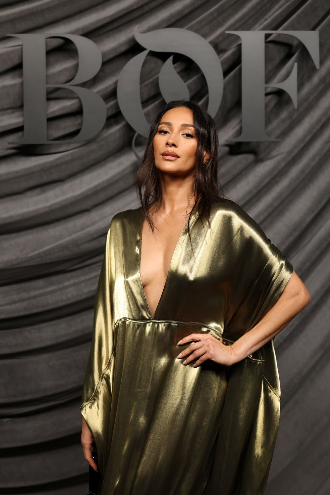 Shay Mitchell au gala BoF500 à Paris, décolleté plongeant en or