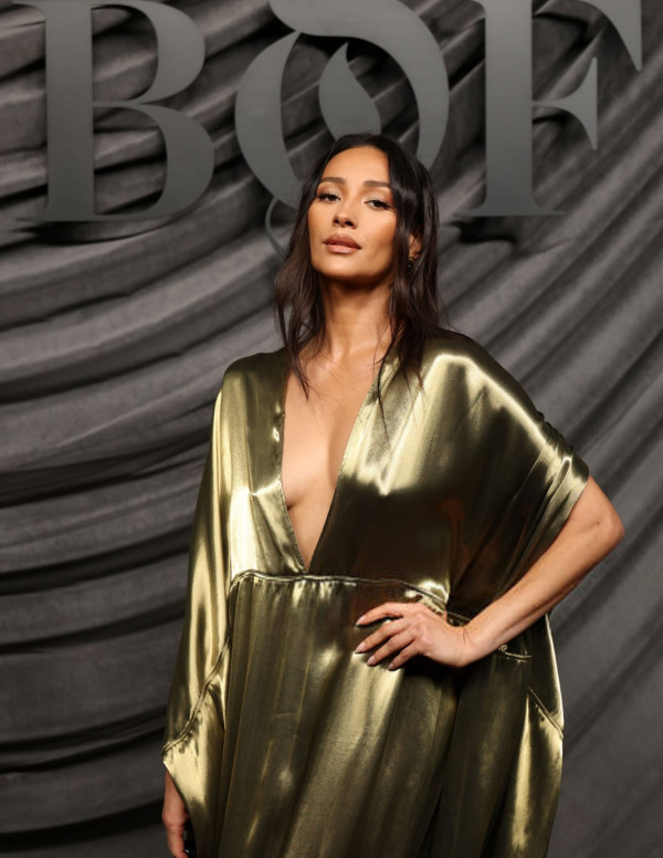 Shay Mitchell au gala BoF500 à Paris, décolleté plongeant en or