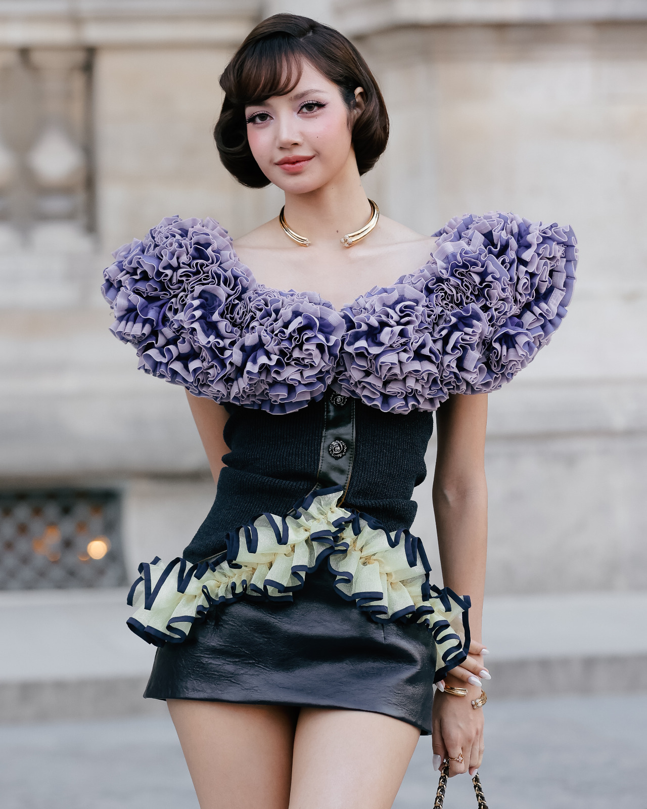 Lisa au défilé Louis Vuitton : minijupe noire et volants lilas