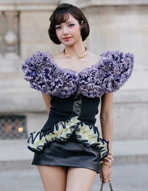 Lisa au défilé Louis Vuitton : minijupe noire et volants lilas