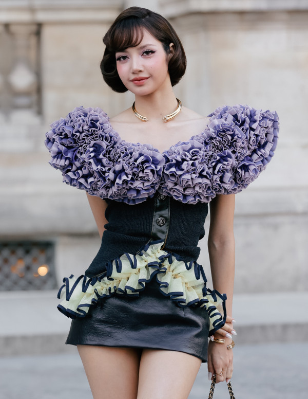 Lisa au défilé Louis Vuitton : minijupe noire et volants lilas