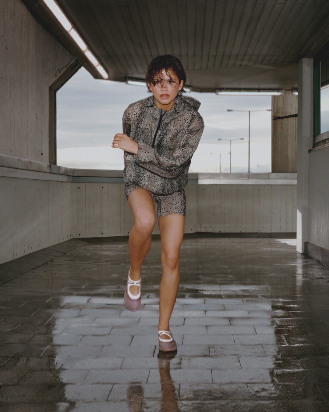 Zendaya pour On : short cycliste imprimé serpent et jambes nues