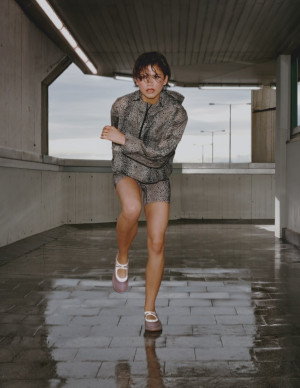 Zendaya pour On : short cycliste imprimé serpent et jambes nues