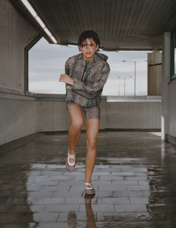 Zendaya pour On : short cycliste imprimé serpent et jambes nues