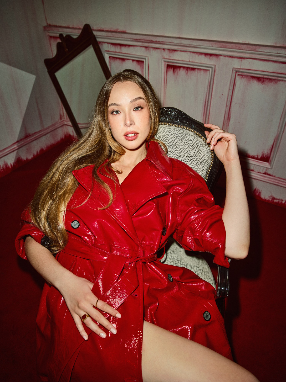 Ella Beatty pose pour TUDUM Wonderland entre corset noir et jambes dévoilées