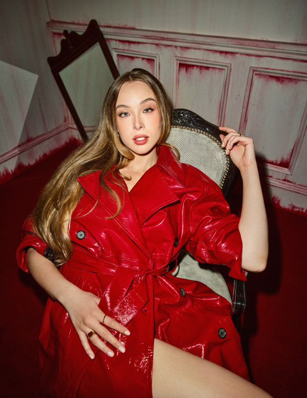 Ella Beatty pose pour TUDUM Wonderland entre corset noir et jambes dévoilées