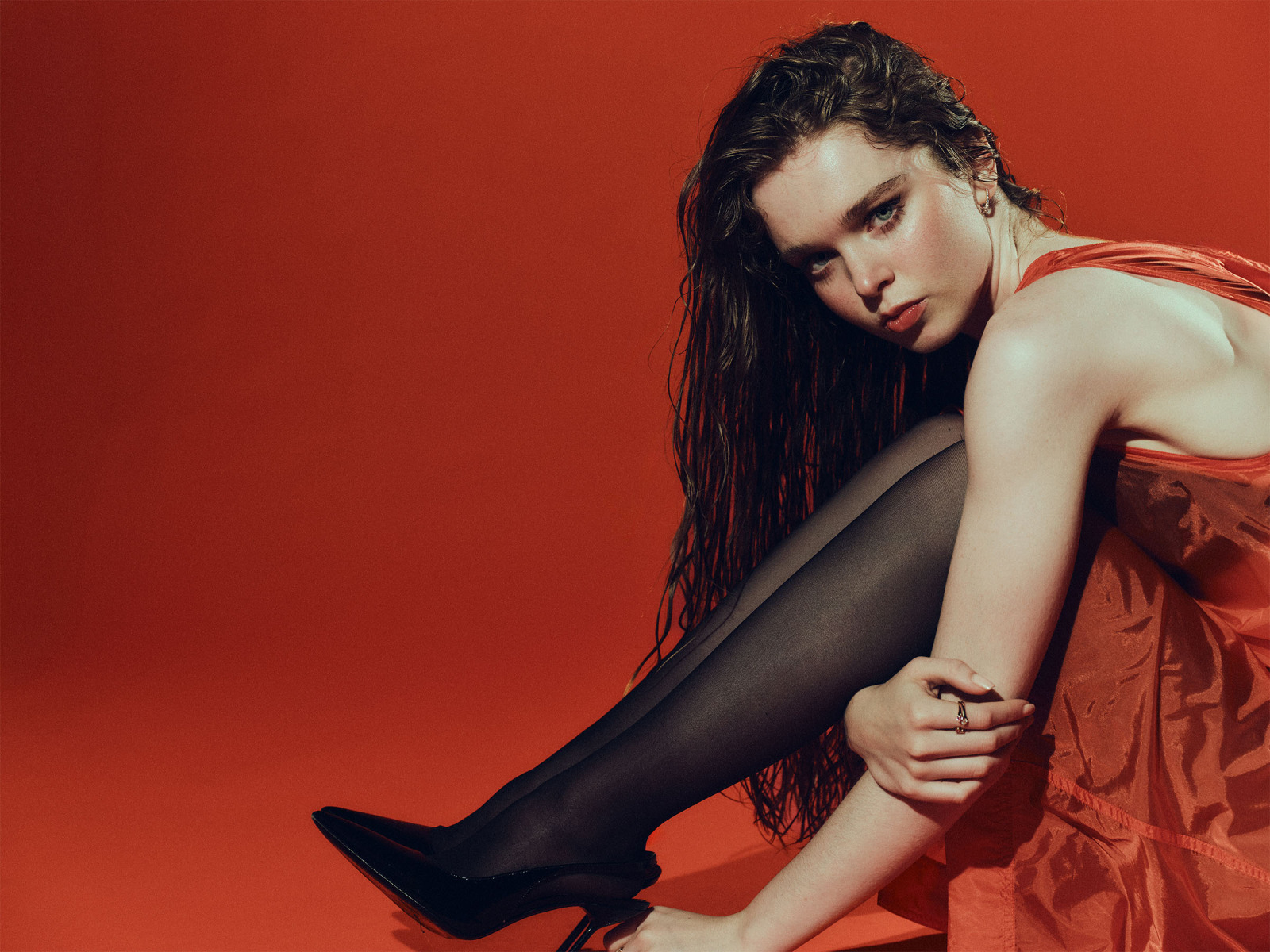 Summer H. Howell pose pour Who What Wear en collants résille