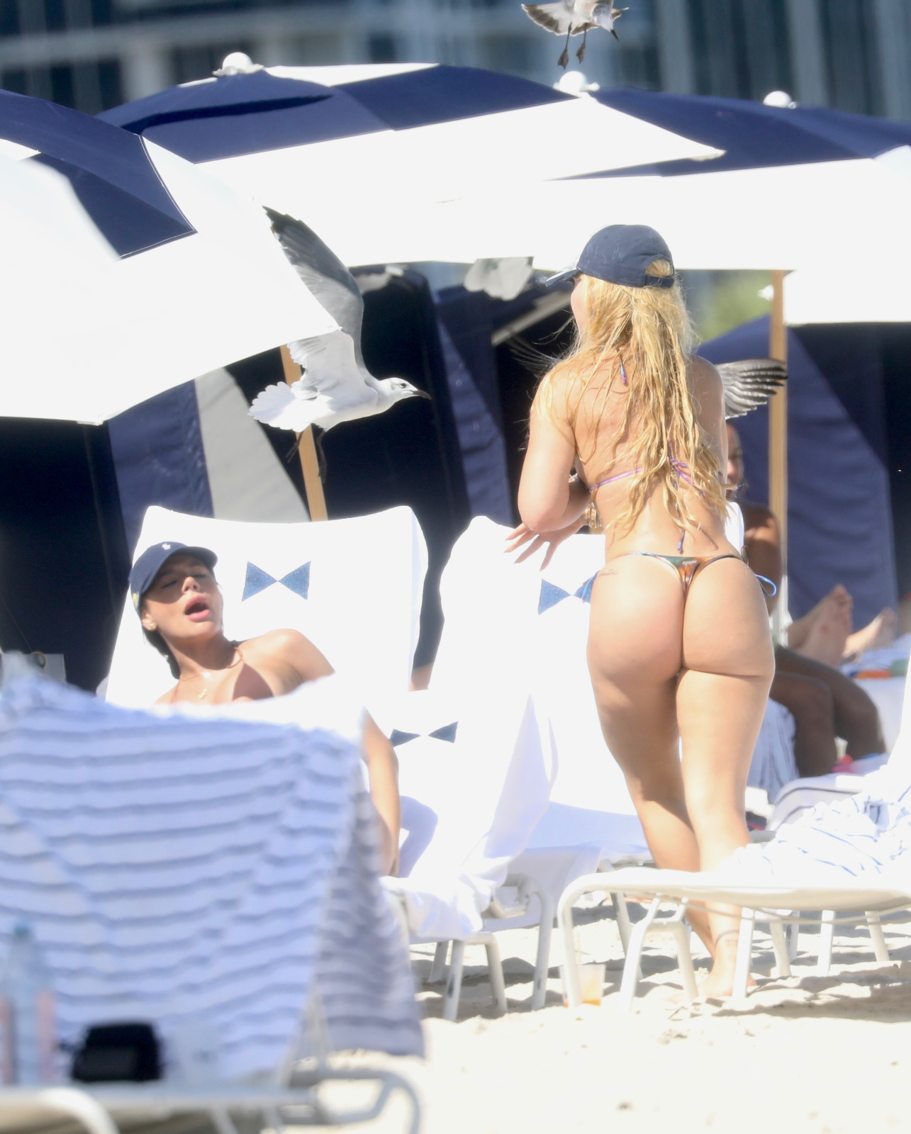 Virginia Fonseca profite de Miami en bikini string aux couleurs vives