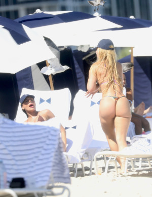 Virginia Fonseca profite de Miami en bikini string aux couleurs vives