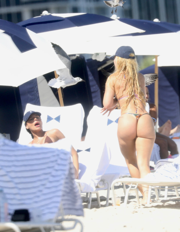 Virginia Fonseca profite de Miami en bikini string aux couleurs vives