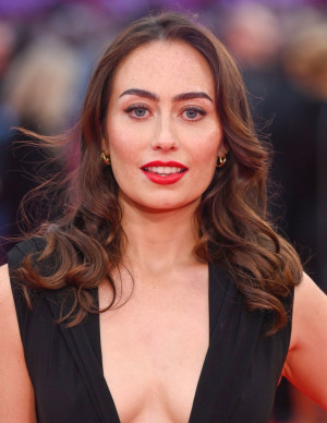 Adele Marie Heenan ose le décolleté plongeant pour Bunker à Londres