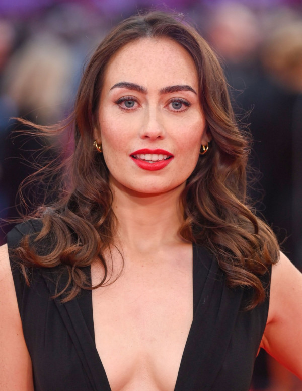 Adele Marie Heenan ose le décolleté plongeant pour Bunker à Londres