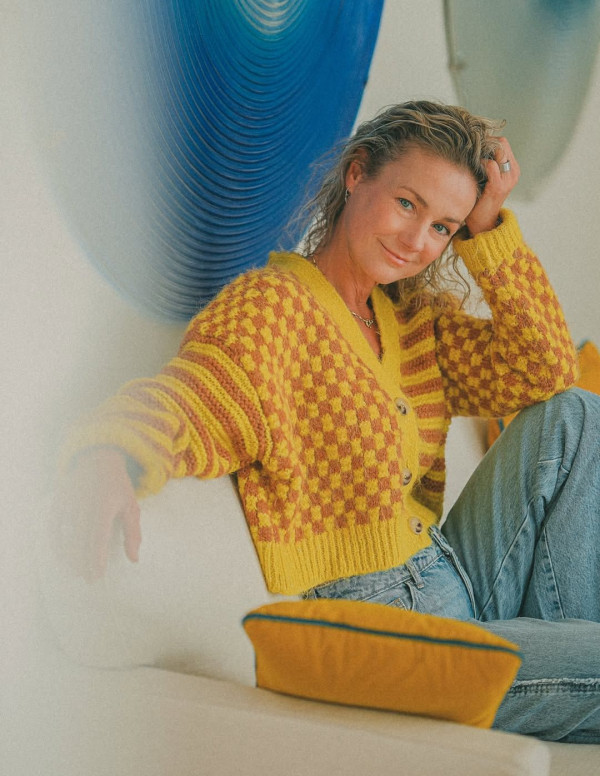Rhea Harder-Vennewald pose en jean et cardigan jaune pour un shooting